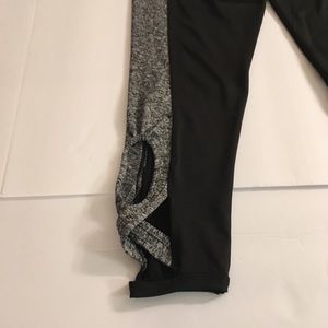 Ladies Size Large Black/Gray Capri Leggings